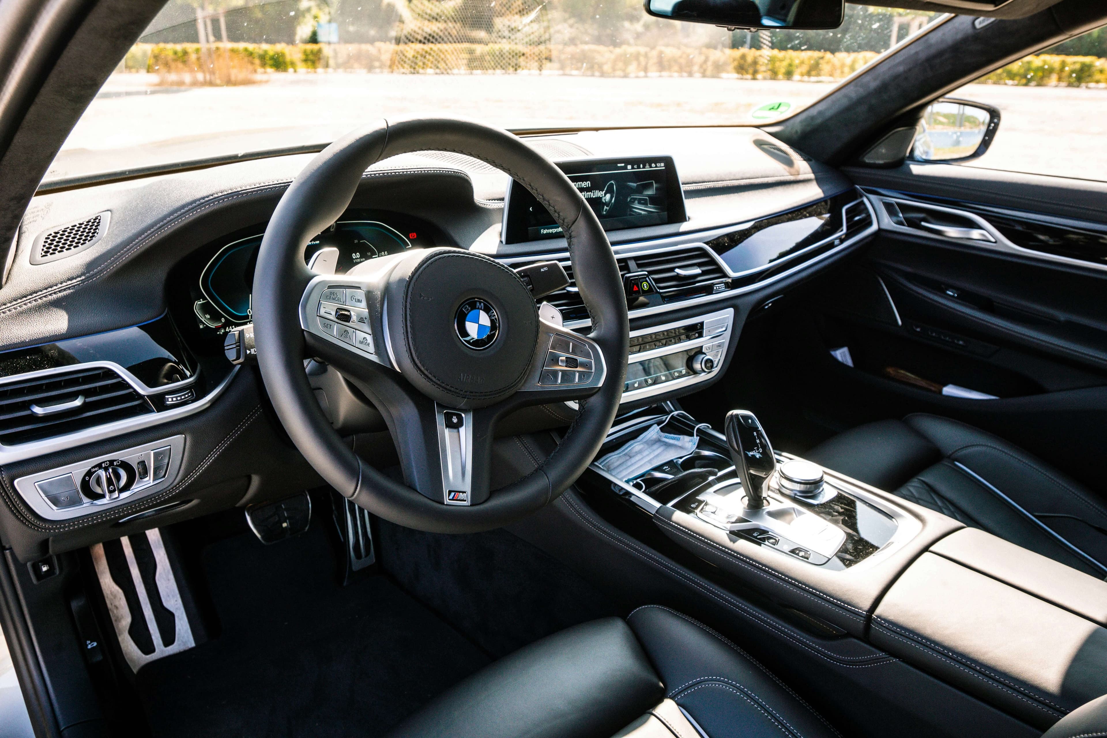 Wyczyszczone, luksusowe wnętrze samochodu BMW po detailingu